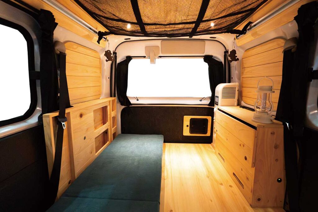 Quokka:運転席から見たリア。天井のネットに収納可能。