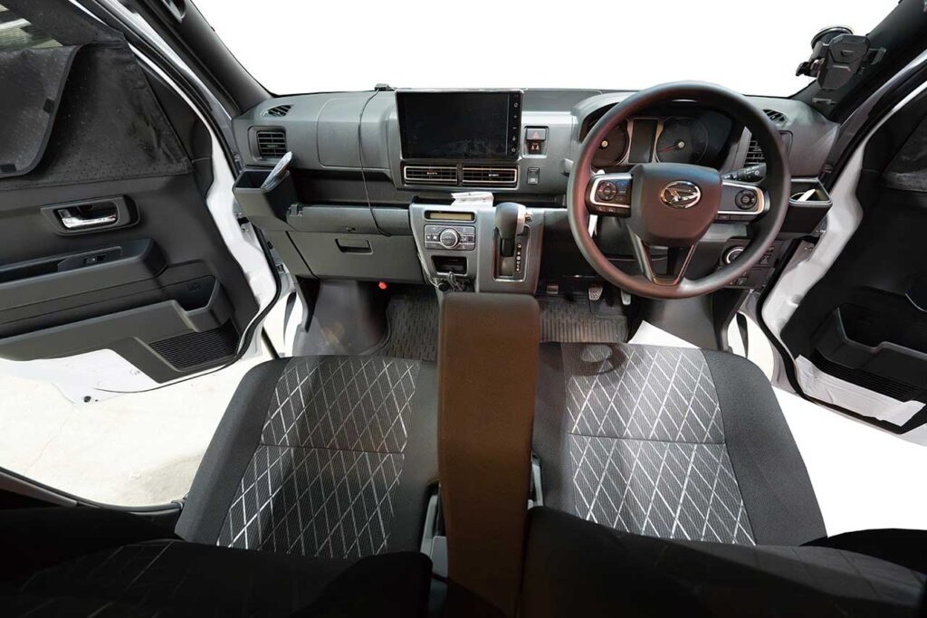 Quokka:運転席でも、富士ひのきの自然な風合いが車内全体に広がる。