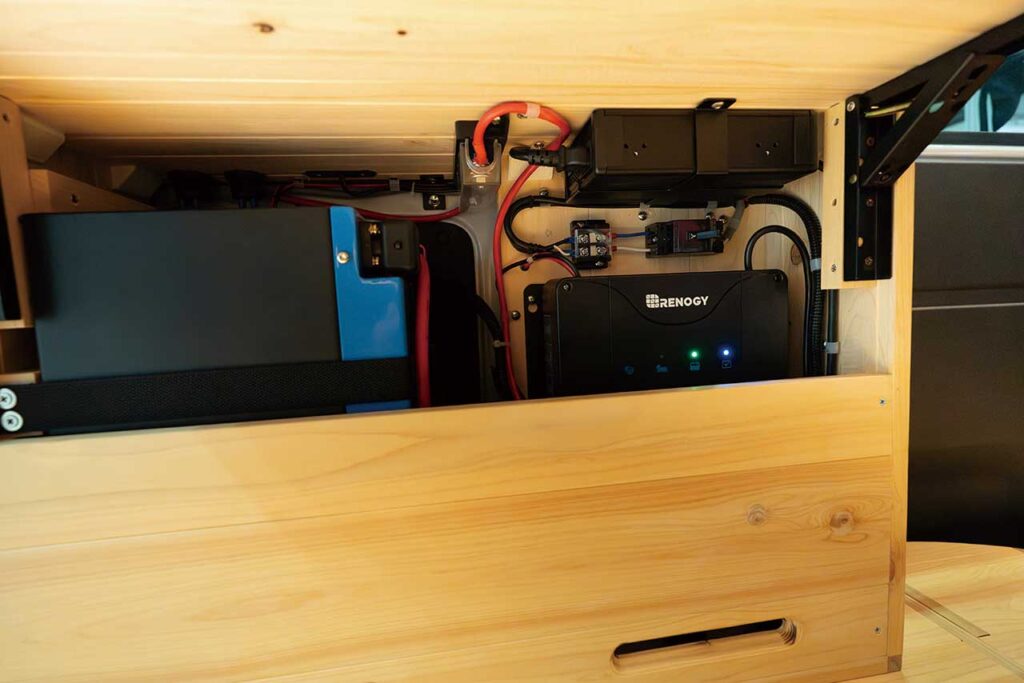 Quokka:折り畳みテーブルを展開。テーブルカウンターの下にポータブル電源を設置可能。