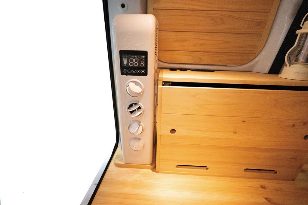 Quokka:縦型12Vクーラーを初採用。スリムな形状で省スペース化を実現した。