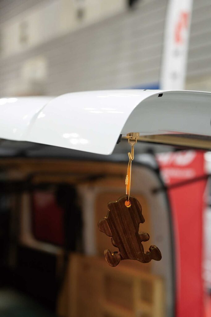 Quokka:リアハッチに頭をぶつけないように、「クオッカ」を吊り下げて対策