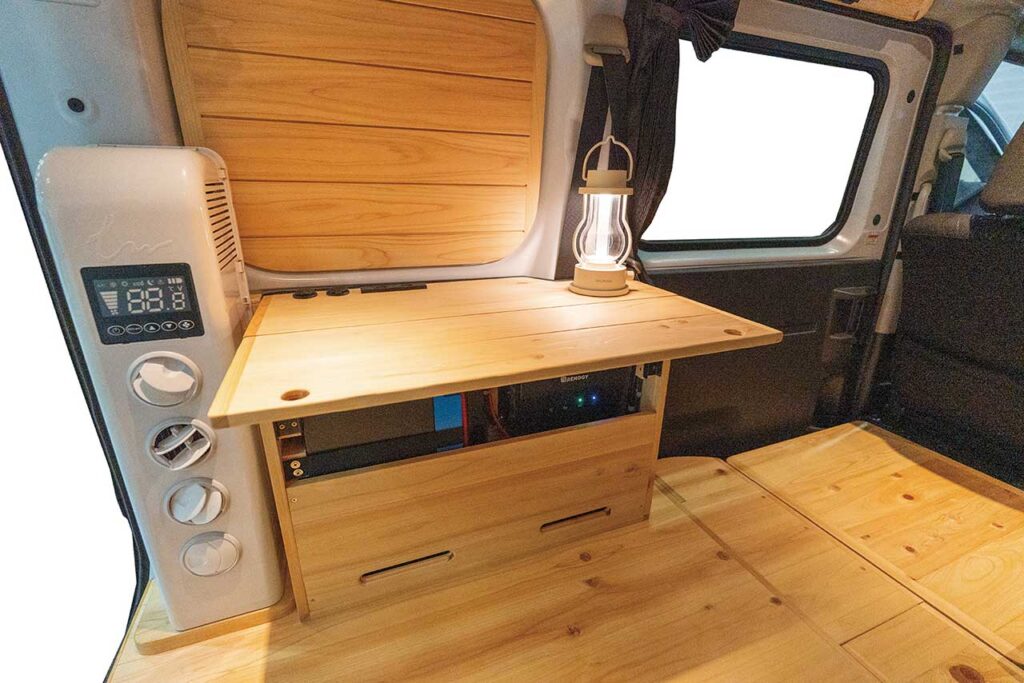 Quokka:開閉式テーブルで、車内空間を確保。開閉のたびに、ヒノキの香りがたつ。