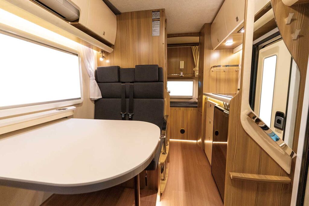 ZiL520:王道の使いやすいレイアウトの車内空間。家族との団らんをゆっくり楽しめる。室内が明るい。