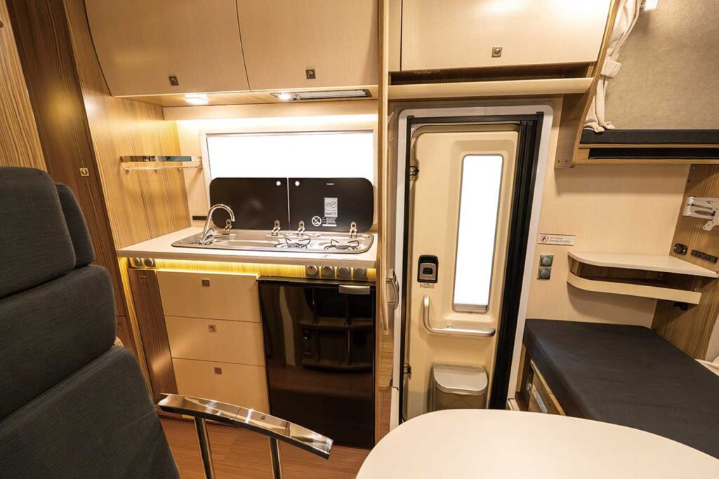 ZiL520:■ コンロ、シンク、85ℓ冷蔵庫を装備した充実のキッチン。リチウムイオンバッテリー6000Wh標準装備で安心。