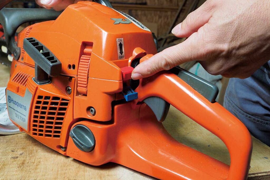 まず安全装置のロックを解除し、てから使える条件にする。