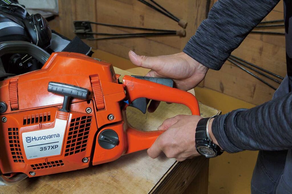 グリップ部分にあるスイッチを手のひらで抑えてしっかりと握り込む。