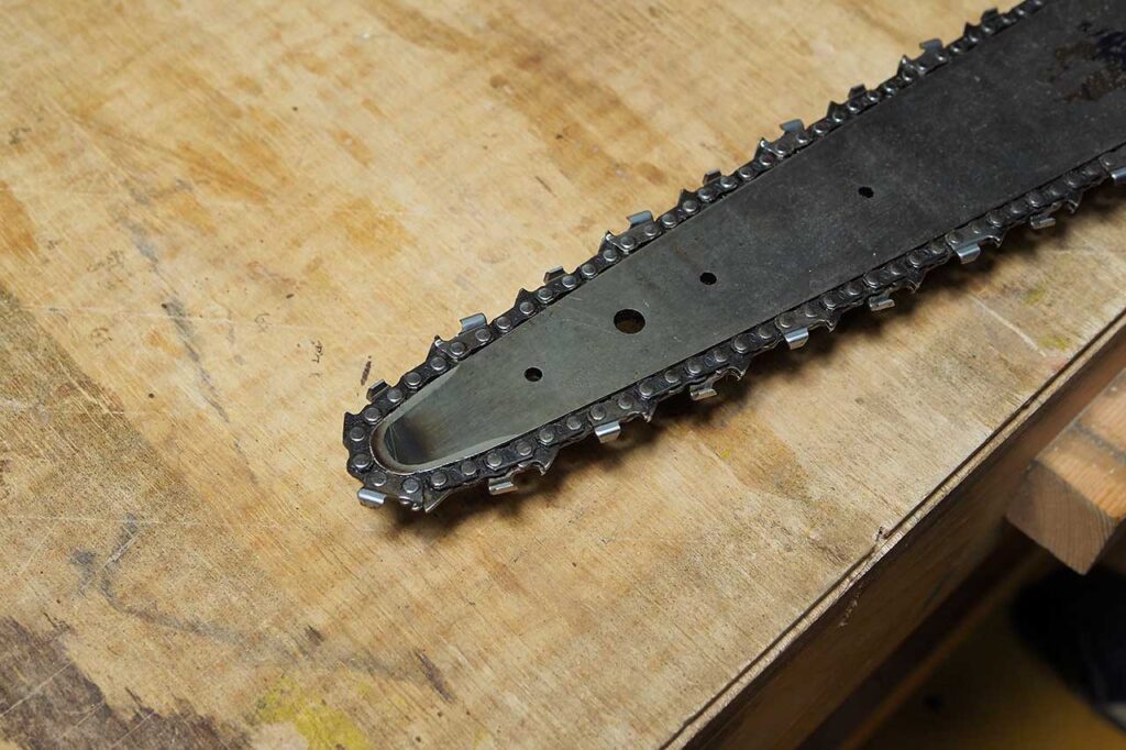 チェーンソーカービングで使う歯は、先端が通常のものより細くなっている。かなり特殊なのだ。