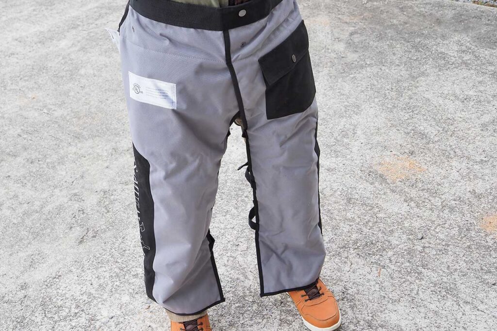 チェーンソーチャップスと言われる腰下の防護服。引っかかった際に怪我をするのは下半身なのだ。