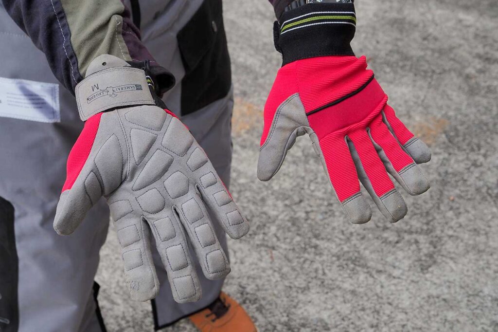 ちょっとゴツめの滑り止め加工が施されたグローブ。これも歯が当たっても削れにくい素材だ。