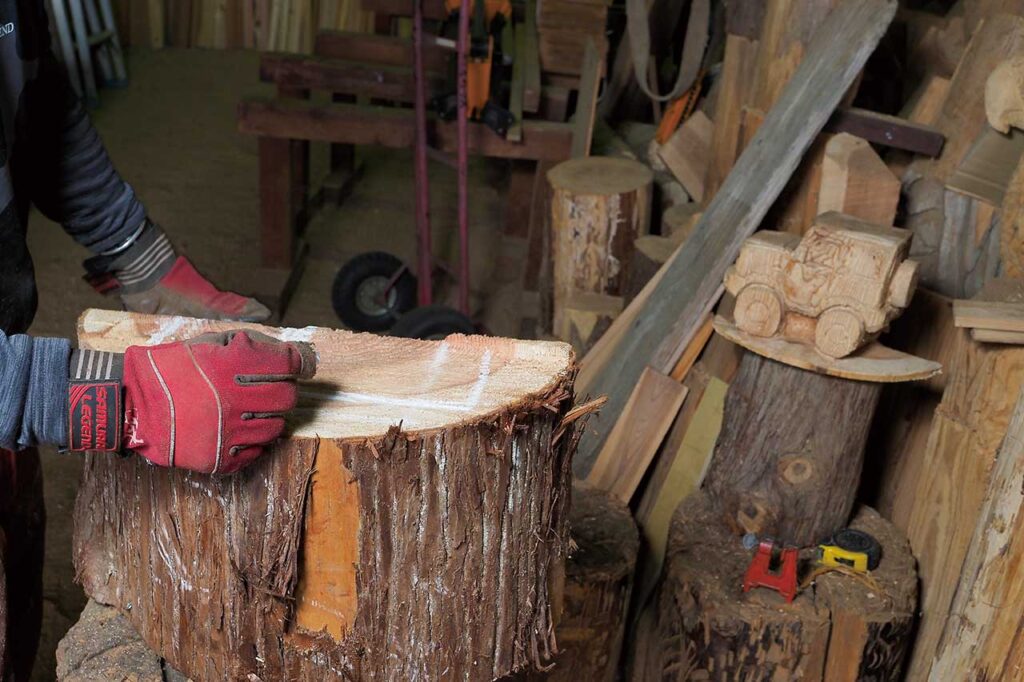 材料を固定した状態で、上からと正面と横から見た状態での罫書線を入れていく。この時にどういう順番で歯を入れていくのかも決める。