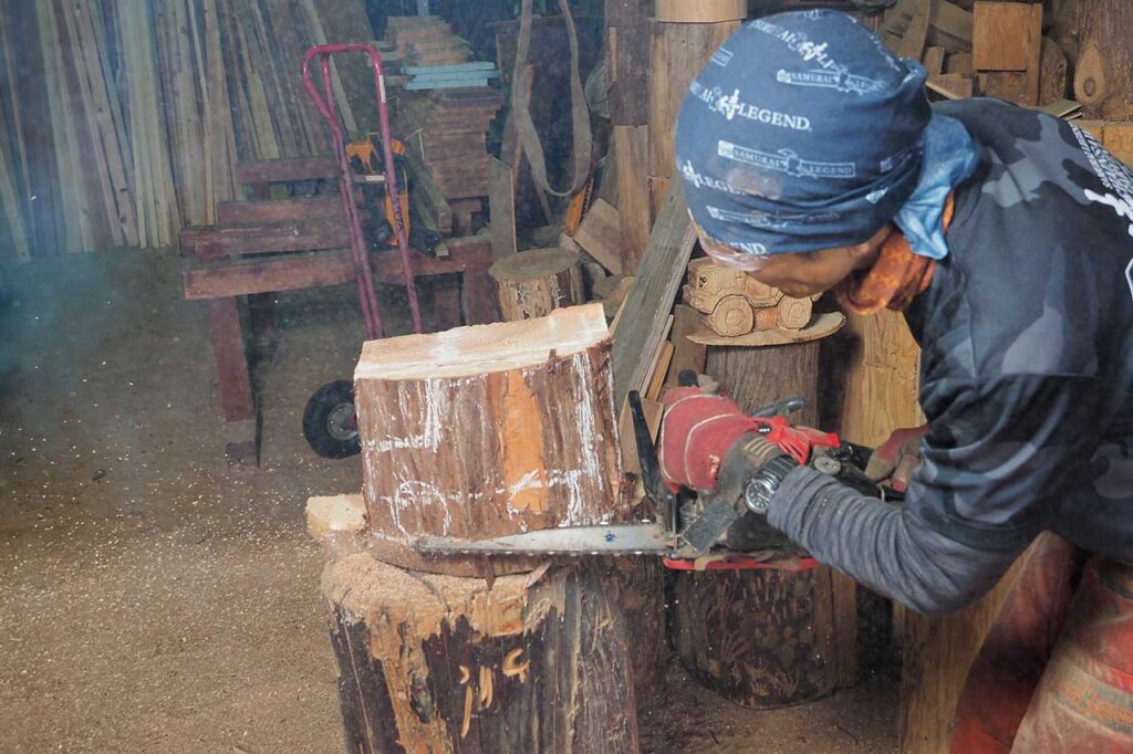 罫書を行なったラインに従って、大まかなラインで削っていく。