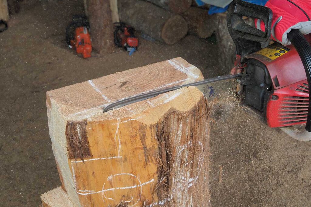 大きく削る場所を最初に切り進めていく。切るたびに罫書くのがポイント。