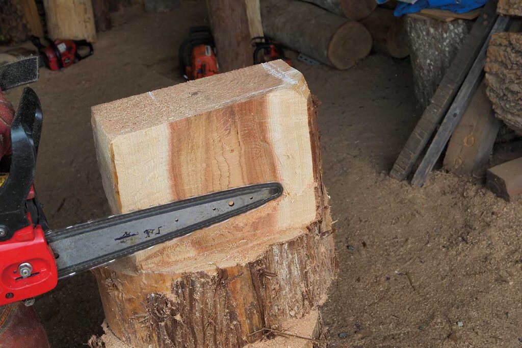 角度を浅く、木の表面を撫でるように上下することで、木の表面をフラットに削り込むことができる。