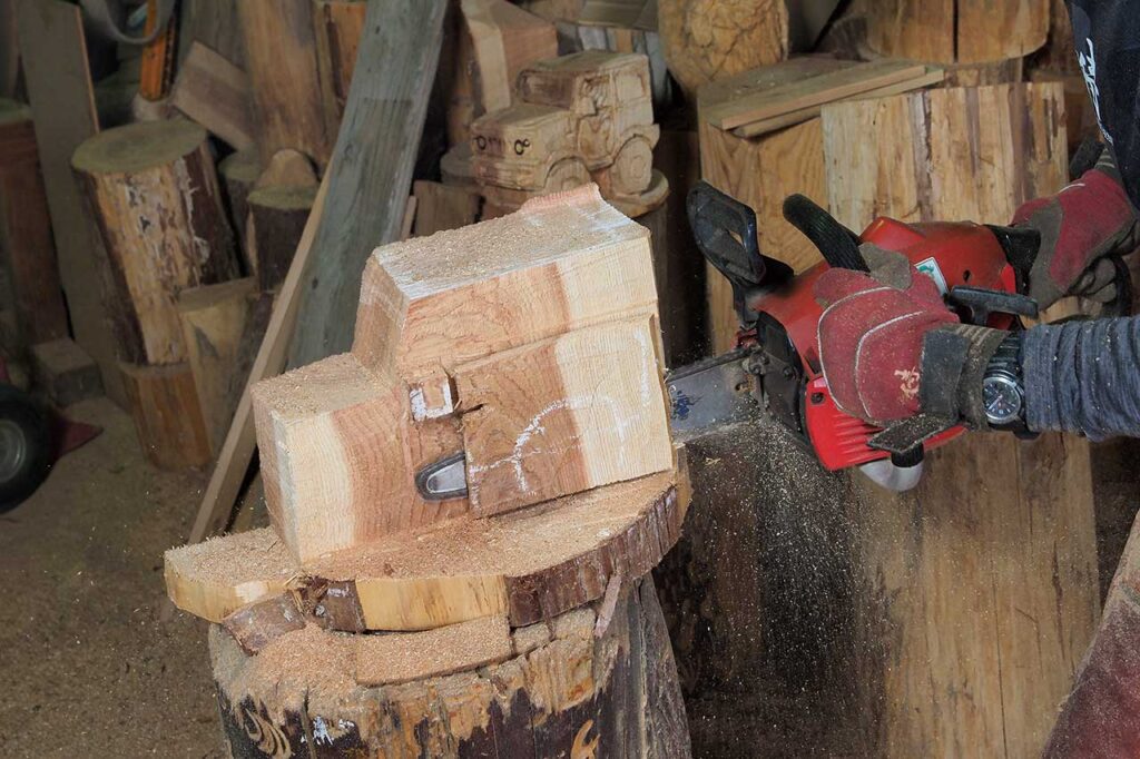 ジムニーの場合、可能な限りまっすぐと直角を意識して削っていく。