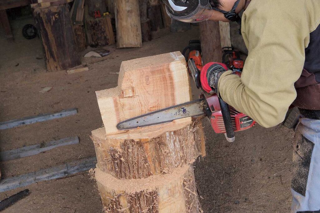 台となる部分の境界をしっかりと作り込むことで、置き物感が明確になる。