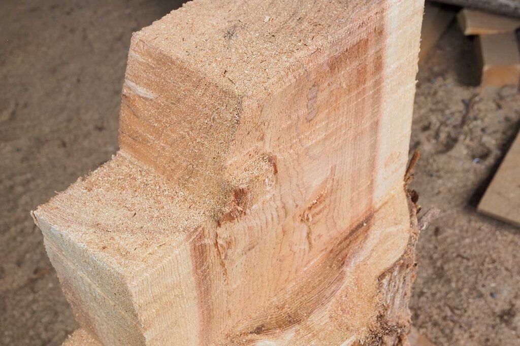 大まかな削りを行なったあと、細かな部分を作り込んでいく。この作業が全体の雰囲気を決めるのだ。