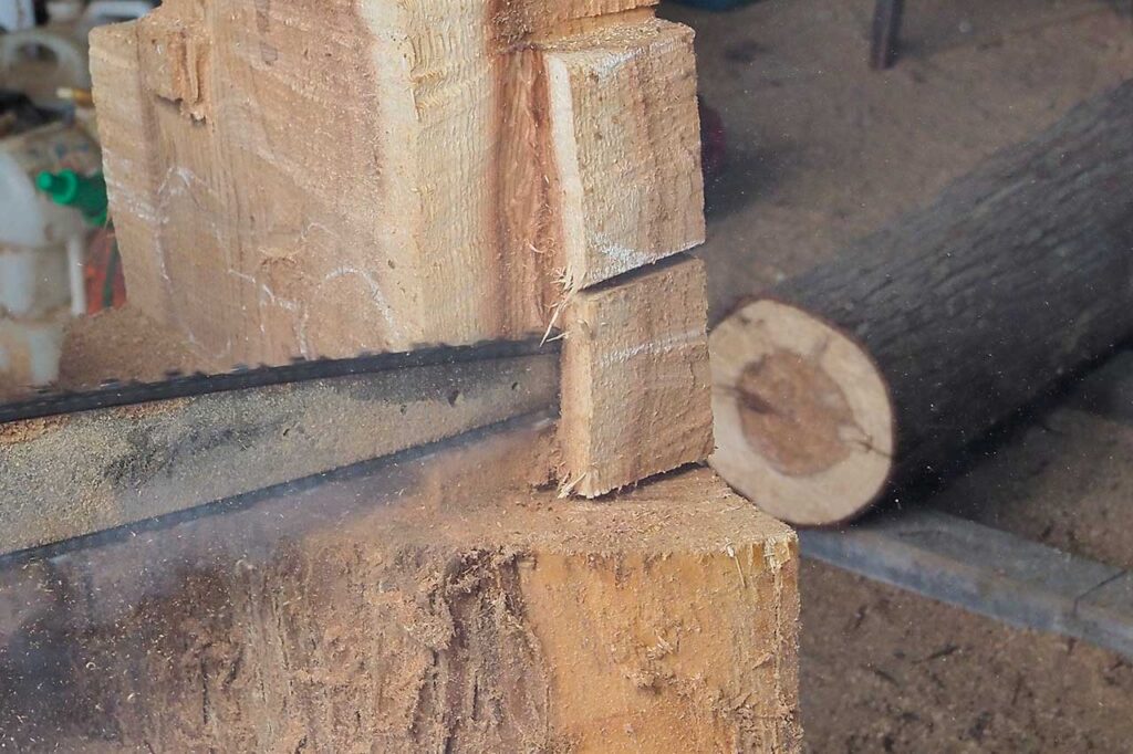 スペアタイヤを作る際にはタイヤ下部になる部分を繰り抜かなければならない。これがなかなか難しい。