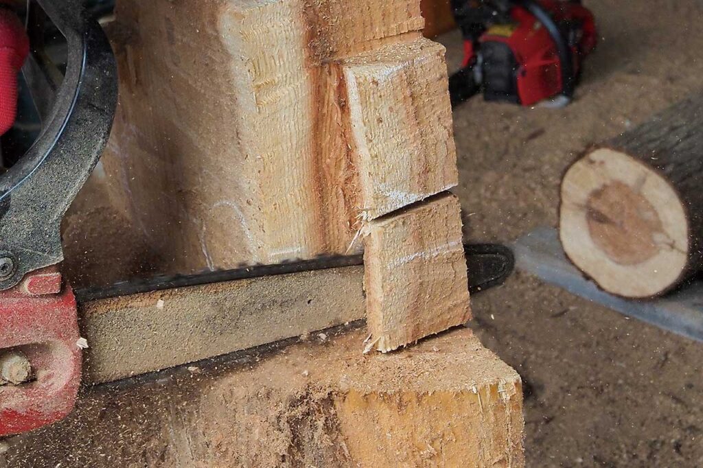 歯の先端が細いから、気に対してまっすぐ差し込むことが可能。このテクニックはkなり重要。