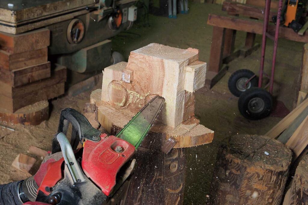 本体に装着されているタイヤを表現するために、フェンダーアーチとタイヤ部分を細かく削り込む必要がある。