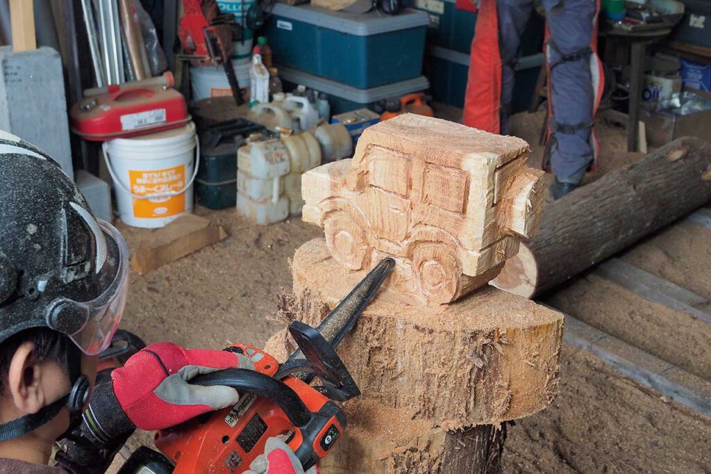 歯の形状が、先端が細くなっているので、しっかりと抑えつつ、均一な動きでディティールを表現する線を削る。