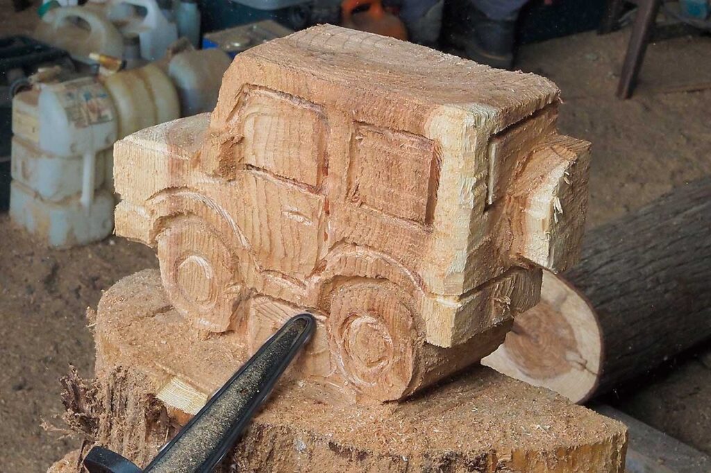 フロントとリアのタイヤの隙間を立体感を出すために、深く削り込む。貫通させると台との結合が弱くなる。