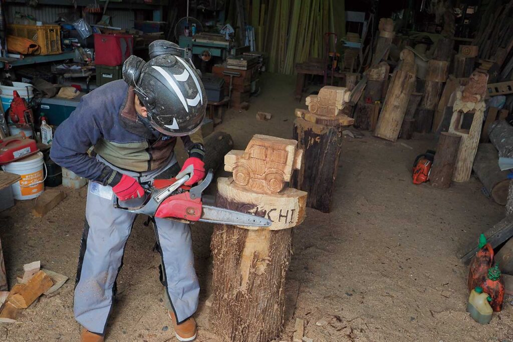 文字を切り込んで、スプレーを吹いて色付け。その後表面を削ることで、文字だけを浮かび上がらせることができる。