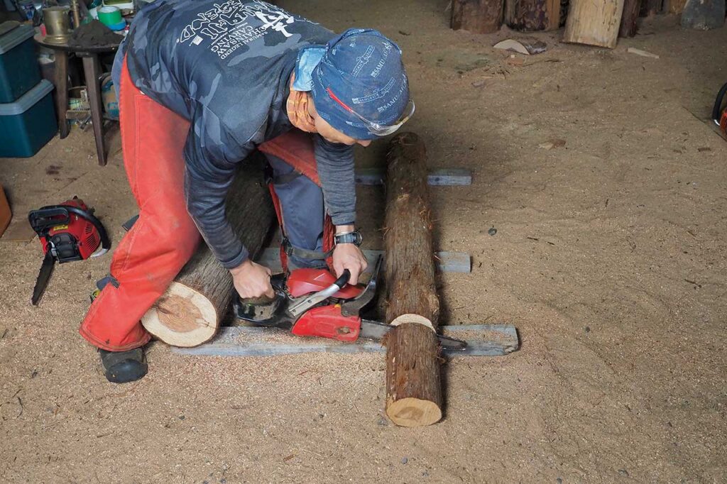 費用なサイズの木をチョイスして、まず丸太を吟味して切り出していく。