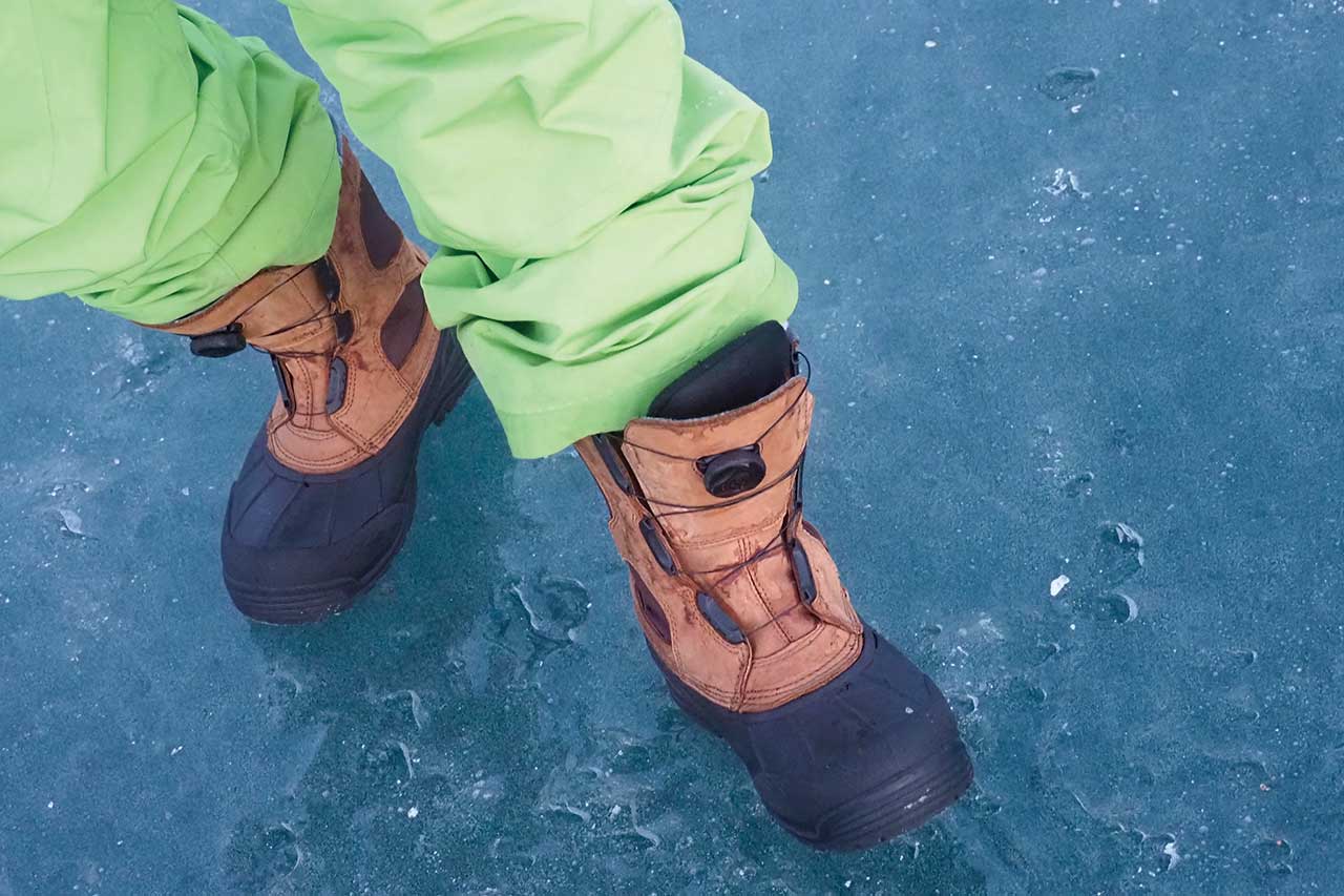 雪山でも大丈夫なスノー履が必須。ベテランな方は、これにアイゼンをつけて滑り止めにしていた。氷の上は寒いし、めっちゃ滑るのだ。
