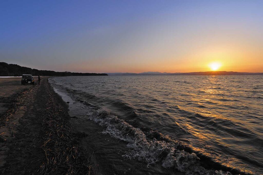 【男の車中泊一人旅 OverNight Trip for Jimny】銀嶺に輝く磐梯山を背に猪苗代湖に映る夕陽を見に行く[ VOL.42 福島・猪苗代 ]