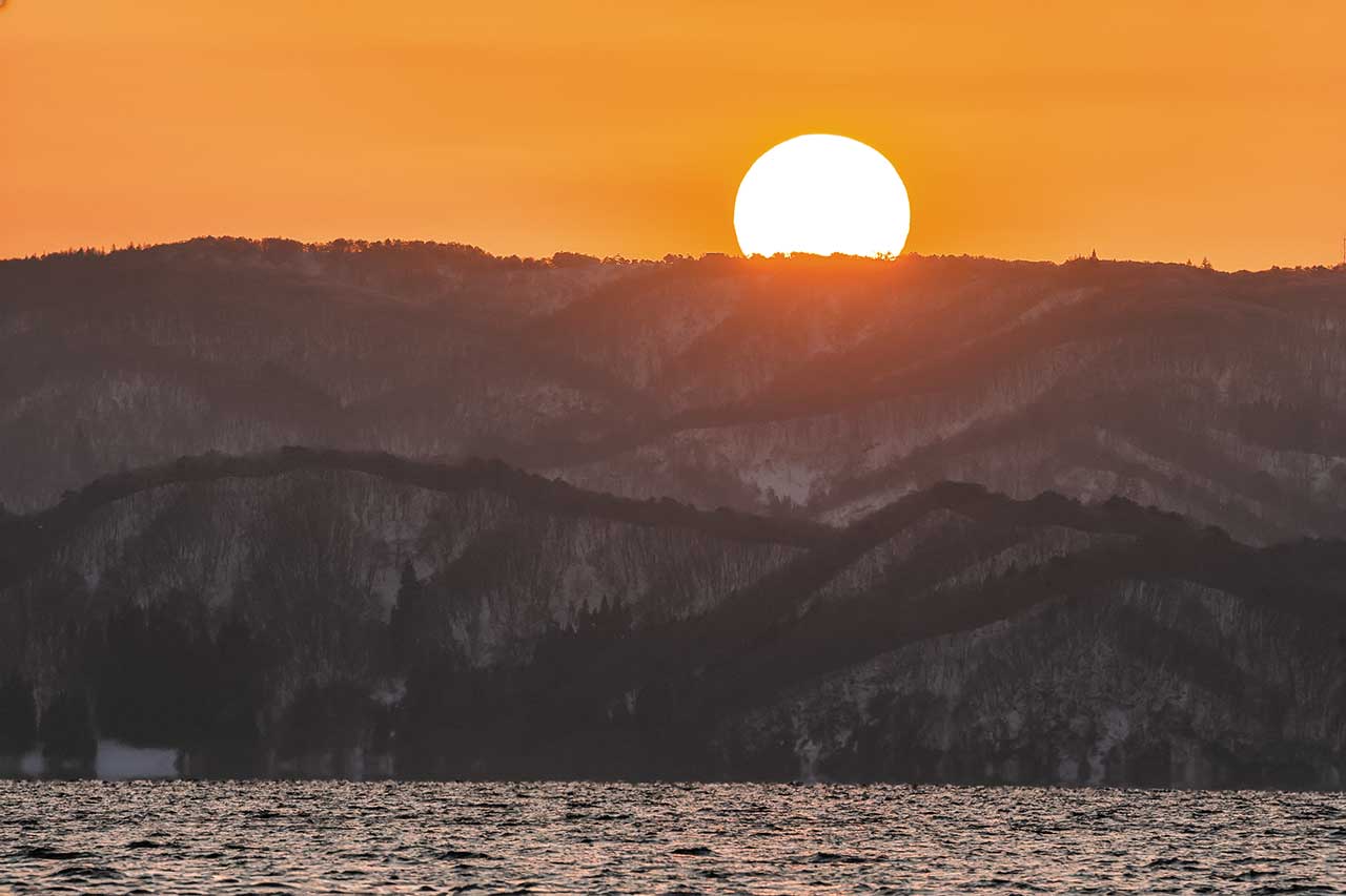 【男の車中泊一人旅 OverNight Trip for Jimny】銀嶺に輝く磐梯山を背に猪苗代湖に映る夕陽を見に行く[ VOL.42 福島・猪苗代  ]