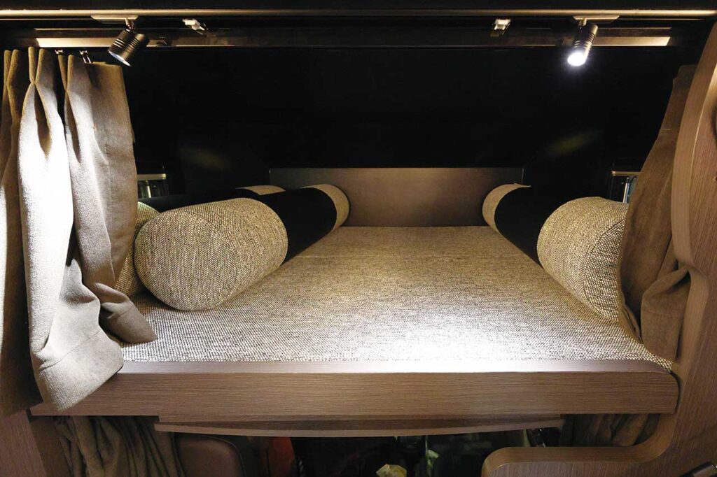 キャンプカーマガジン Vol.115 表紙のクルマ「DN-75（ダイレクトカーズ）」