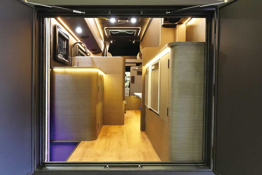 キャンプカーマガジン Vol.115 表紙のクルマ「DN-75（ダイレクトカーズ）」