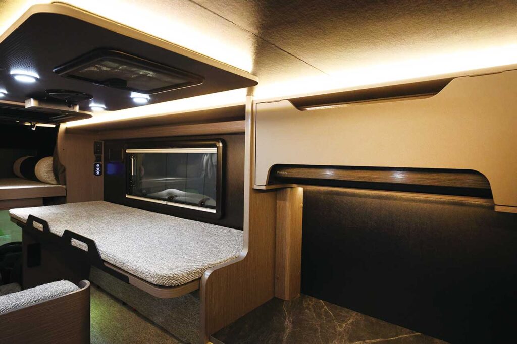 キャンプカーマガジン Vol.115 表紙のクルマ「DN-75（ダイレクトカーズ）」