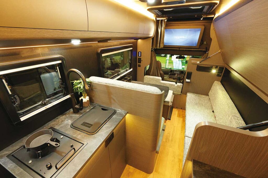 キャンプカーマガジン Vol.115 表紙のクルマ「DN-75（ダイレクトカーズ）」