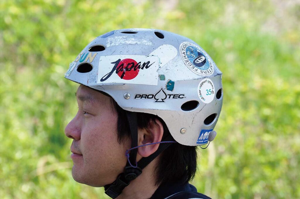 川遊びでは流された際姿勢制御が効かないことがある。ヘルメットは必須なアイテムだ。