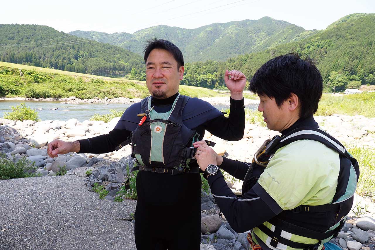 ◯：ライフジャケットというのは着るだけでは逆に危険な装備となる。ちょっとキツめに感じるぐらいしっかり締め込むのが正解だ。