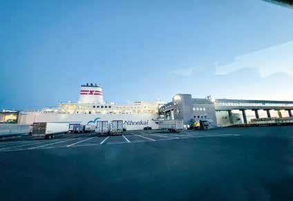 港に停泊する新日本海フェリーと車両待機場所
