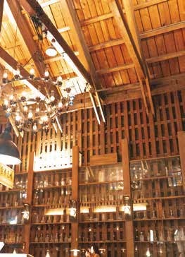 小樽の北一ホールに並ぶランプ