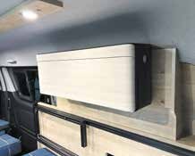 キャンピングカーの家具に収められた家庭用エアコン