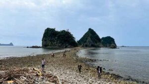 堂ヶ島の三四郎島と潮が引いたときのトンボロ。誌面掲載写真