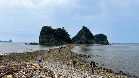 堂ヶ島の三四郎島と潮が引いたときのトンボロ。誌面掲載写真