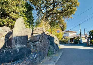 真鶴の石碑と石積みが残る路地